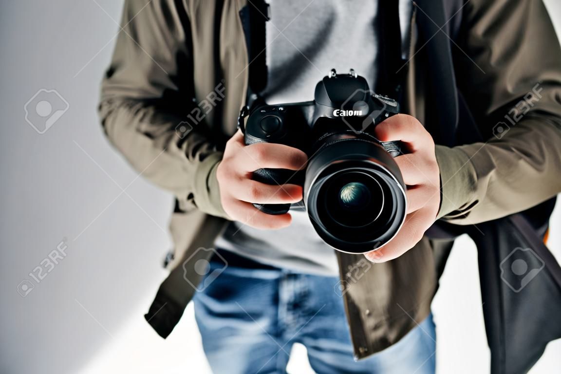 Fotografo con fotocamera fotografica digitale