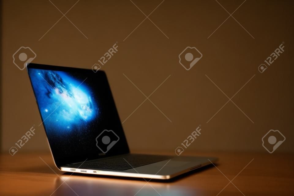 uno spento laptop con schermo riflettente