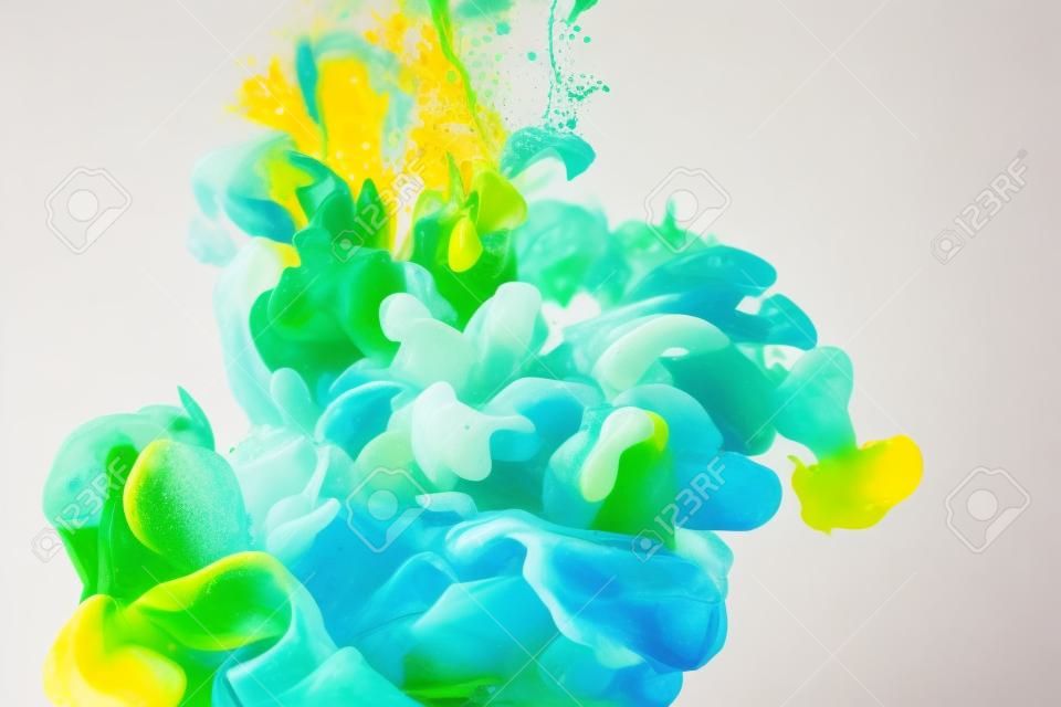 vue rapprochée du mélange de peintures turquoises vertes, jaunes et lumineuses éclaboussures dans l'eau isolées sur fond gris