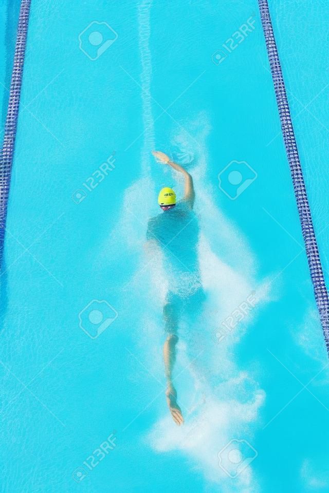 pływak wysportowany w czapce i okularach pływających w basenie