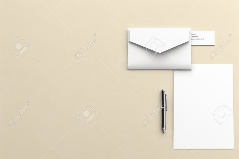 Widok z góry warstwowej koperty z pustym papierem i wizytówką na białej powierzchni do makiety