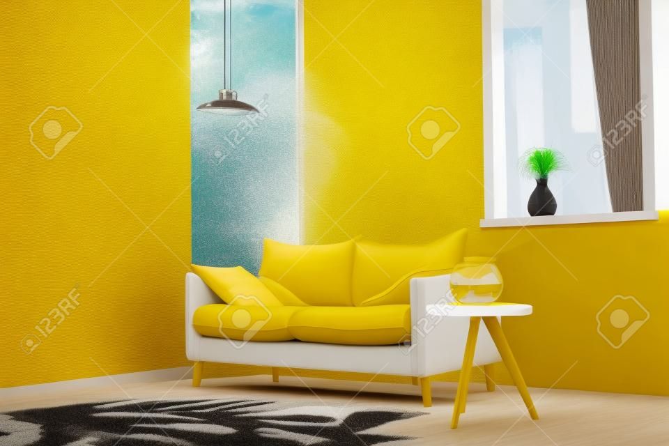 Divano giallo e acquario sul tavolo in soggiorno