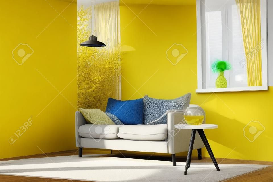 Gele bank en aquarium op tafel in woonkamer