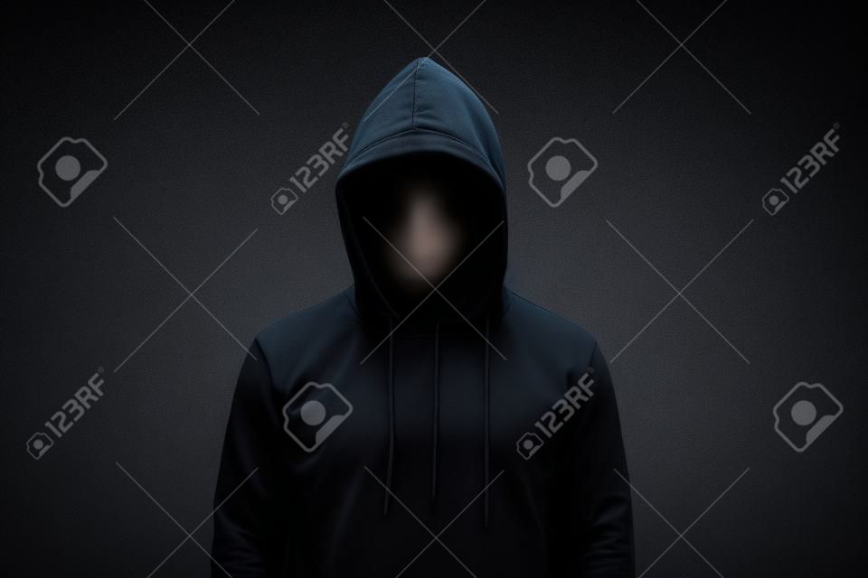 uomo senza volto in felpa con cappuccio in piedi isolato su nero