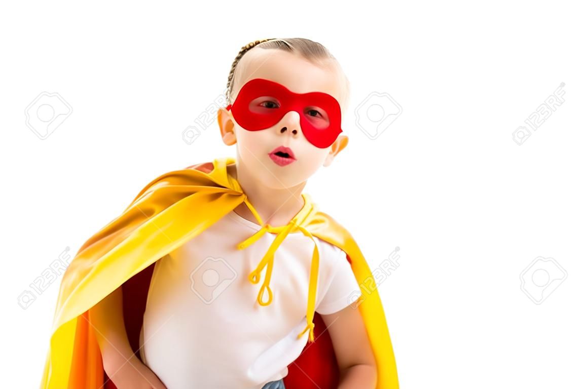 Supergirl portant une cape jaune et un masque rouge pour les yeux montrant la langue isolée sur blanc