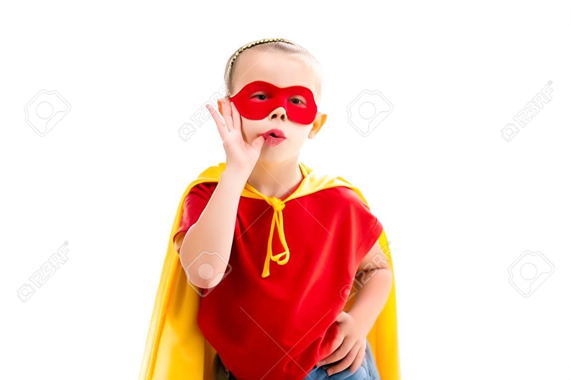 Supergirl portant une cape jaune et un masque rouge pour les yeux montrant la langue isolée sur blanc