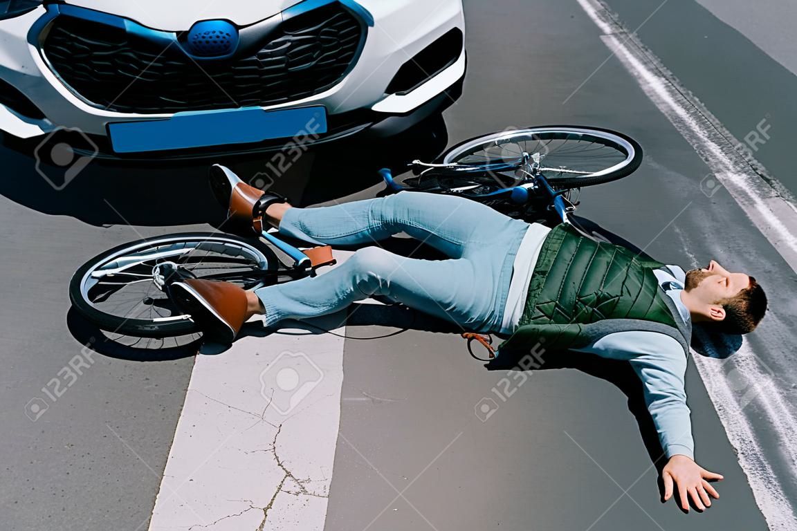 도로 교통 사고 개념에 차에 치인 남성 자전거 라이더