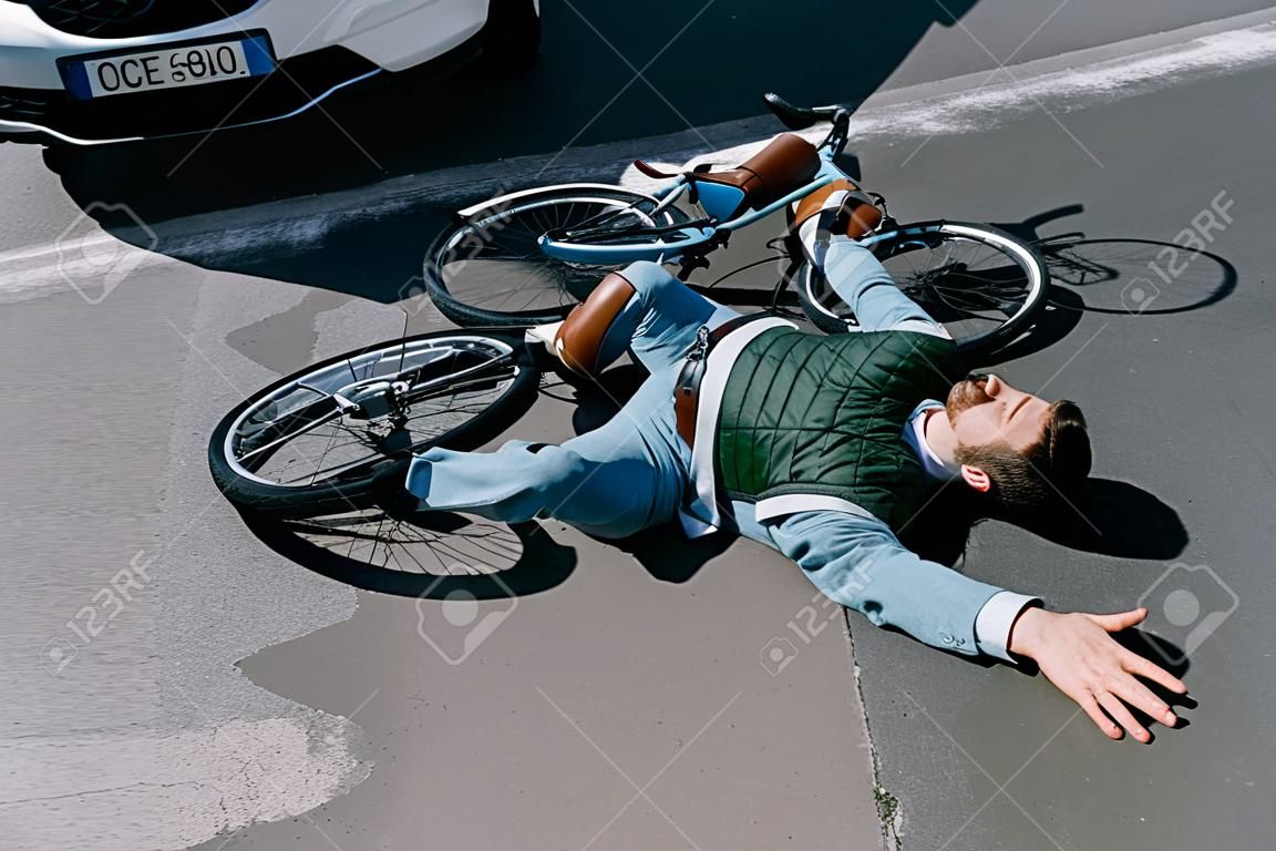 도로 교통 사고 개념에 차에 치인 남성 자전거 라이더