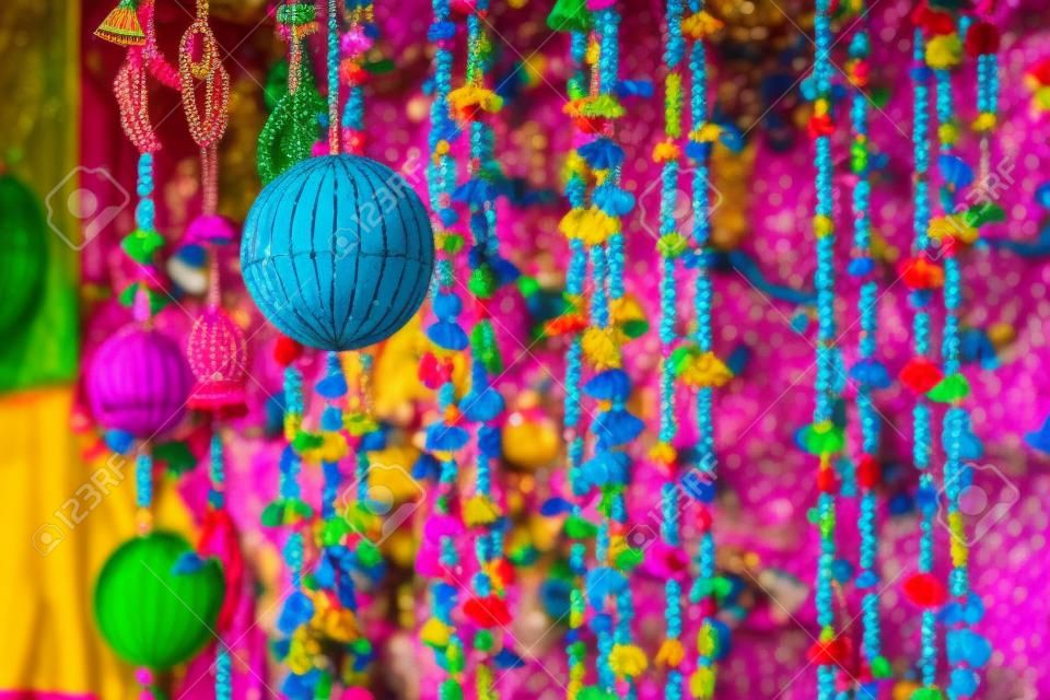 Nahaufnahme von bunten Dekorationen hängen in Rajasthan, Pushkar
