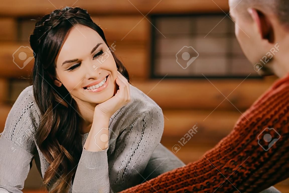 enfoque selectivo de la mujer sonriente mirando al hombre