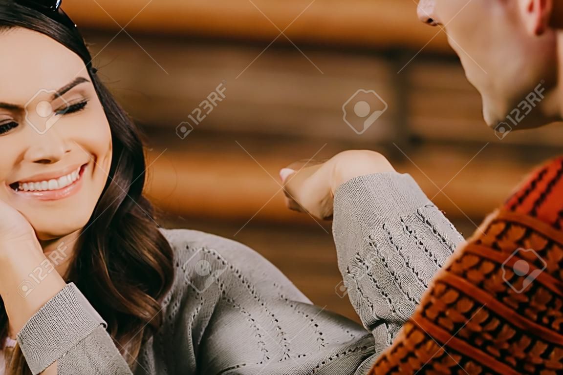 남자를 보고 웃는 여자의 선택적 초점