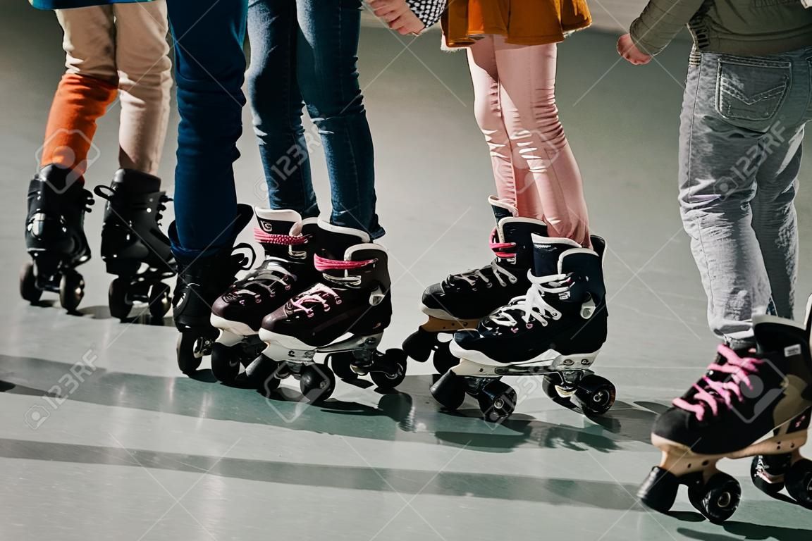 Photo recadrée de plusieurs enfants patinant sur une patinoire