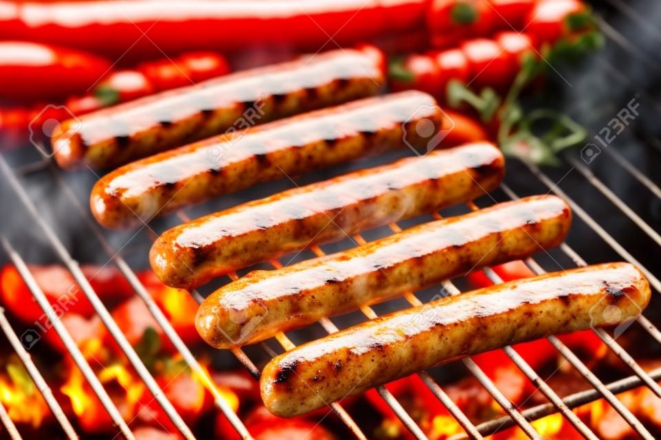 messa a fuoco selettiva di gustose salsicce alla griglia su barbecue grill
