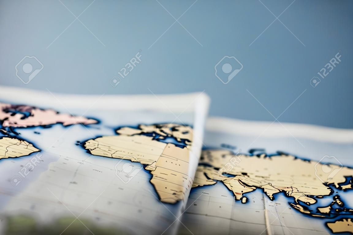 Enfoque selectivo del mapa mundial con espacio de copia aislado en azul