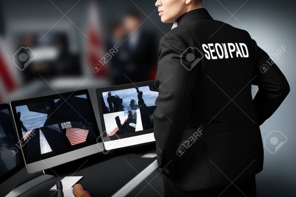 vue partielle du garde en uniforme noir sur le lieu de travail