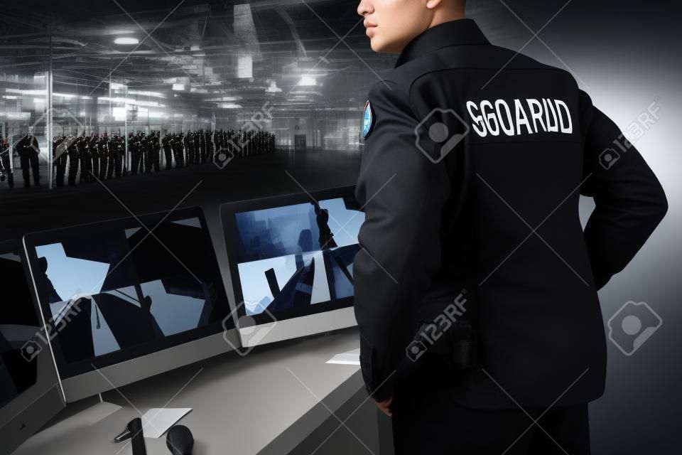 vista parcial del guardia con uniforme negro en el lugar de trabajo