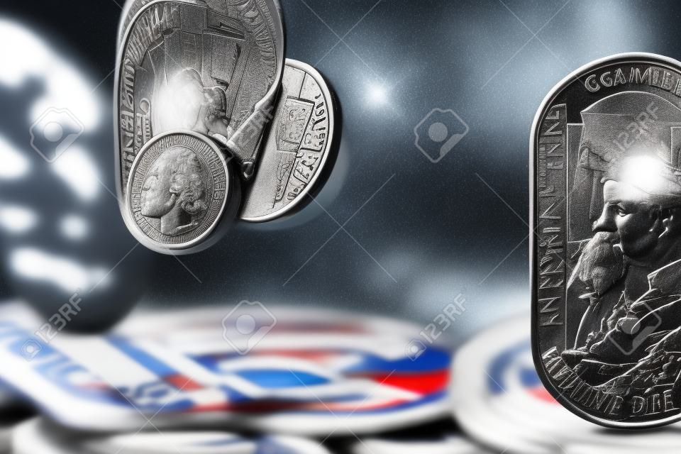 close up uitzicht van zilveren munt in de hand van gokker in de buurt van gekraste loterij ticket