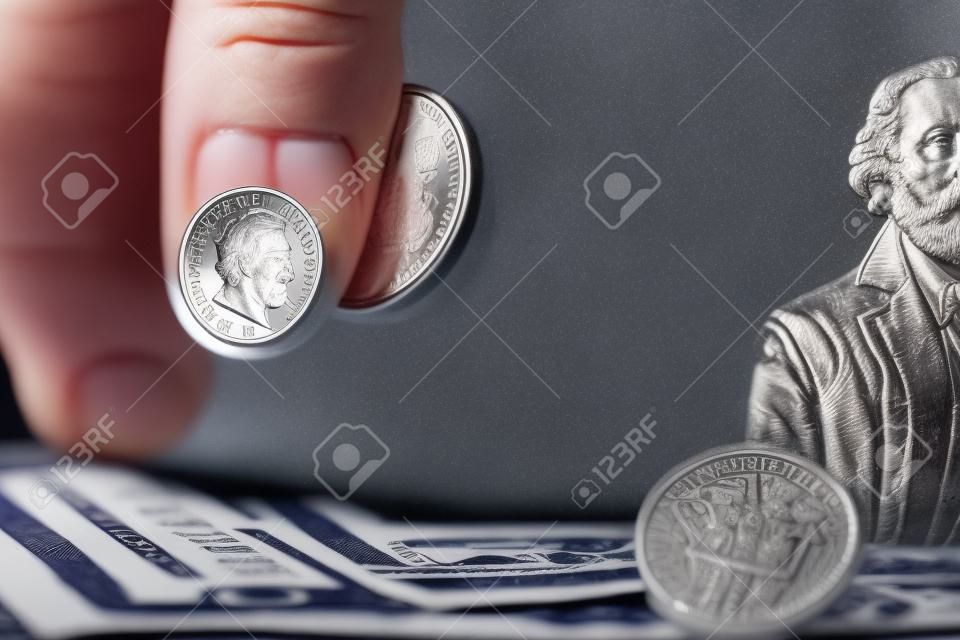 close up uitzicht van zilveren munt in de hand van gokker in de buurt van gekraste loterij ticket
