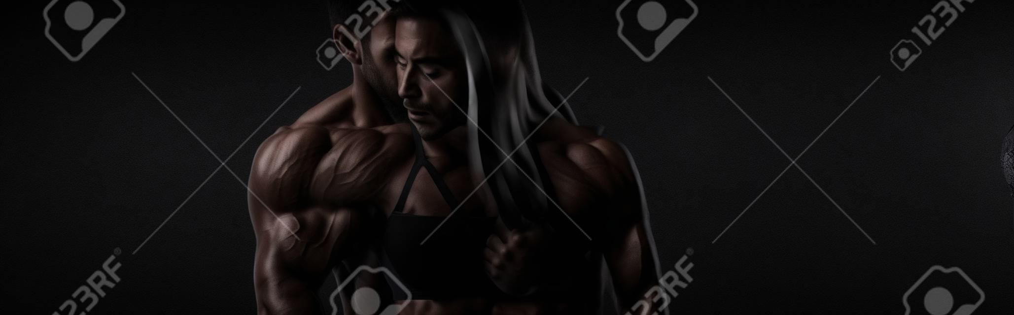 Panoramaaufnahme eines muskulösen Mannes in der Nähe einer Frau in Spitzenunterwäsche isoliert auf Schwarz