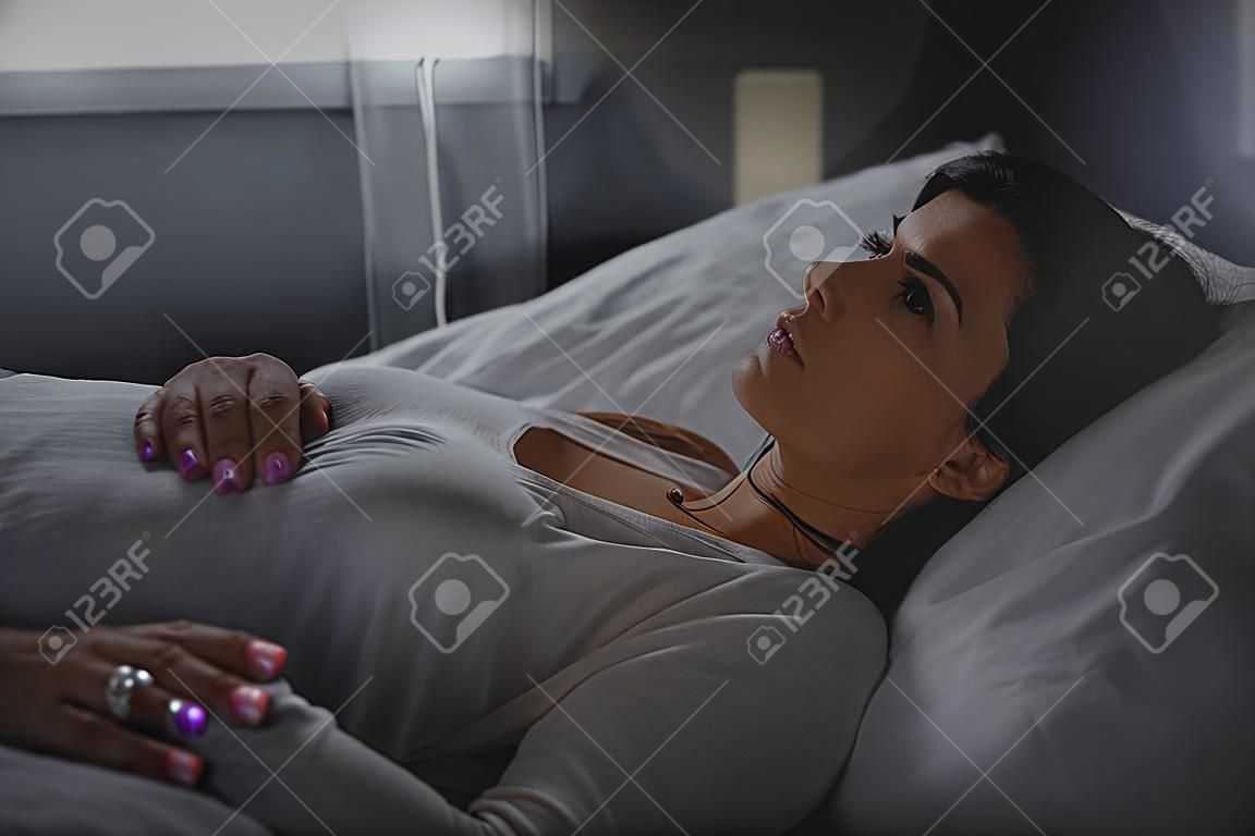 aantrekkelijke vrouw met slapeloosheid terwijl liggend op bed