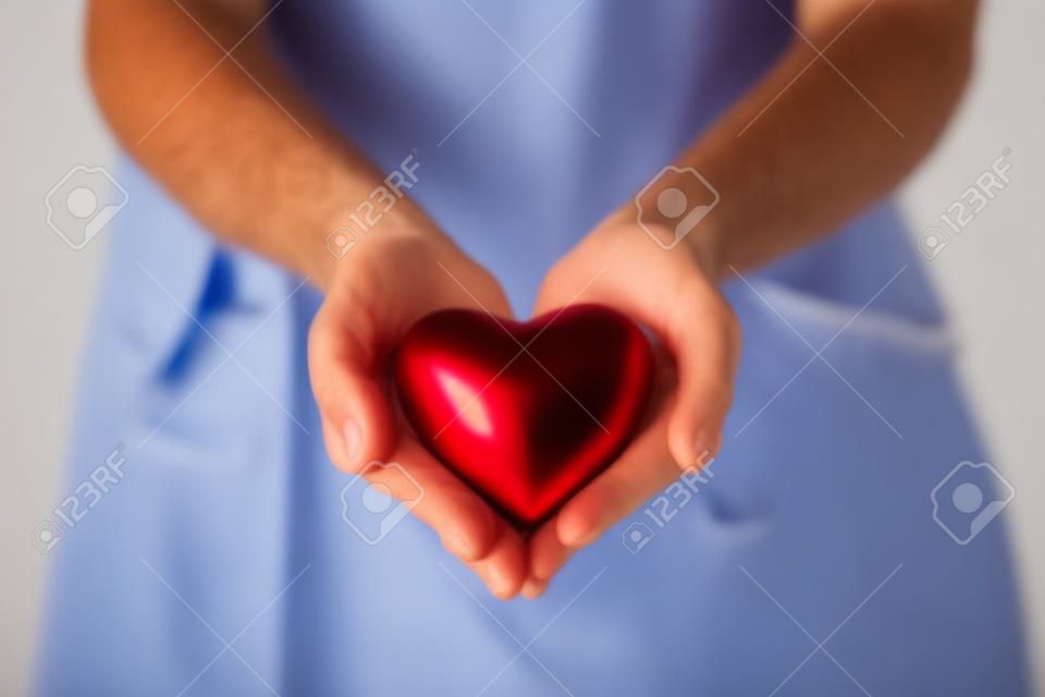 bijgesneden zicht van arts met rood hart