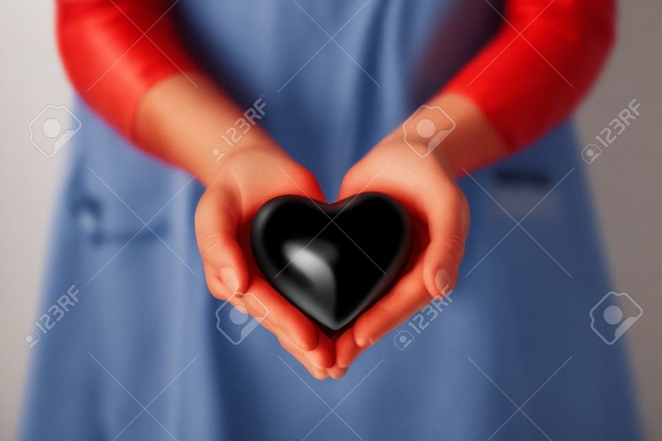 vista recortada, de, doutor, segurando, coração vermelho