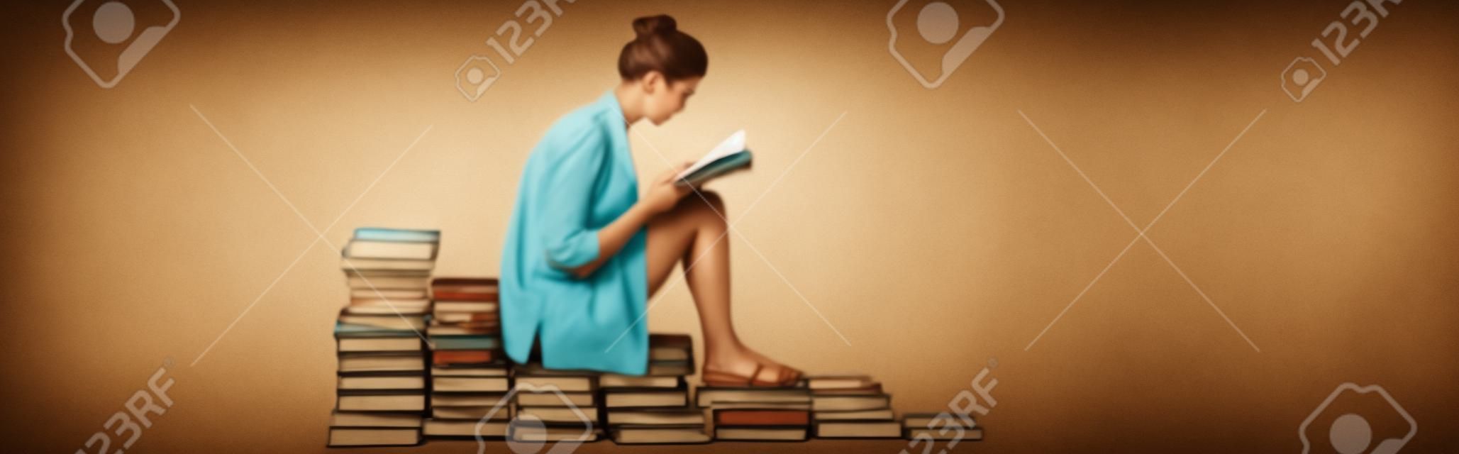 vista laterale della giovane donna in sandali che legge mentre si siede su una pila di libri su bianco, banner
