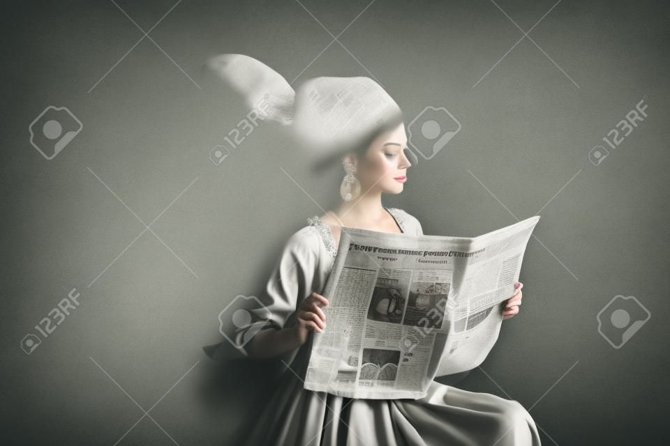 パステルグレーのヴィンテージドレスのエレガントな女性は、黒で隔離の旅行生活新聞を読んでいます