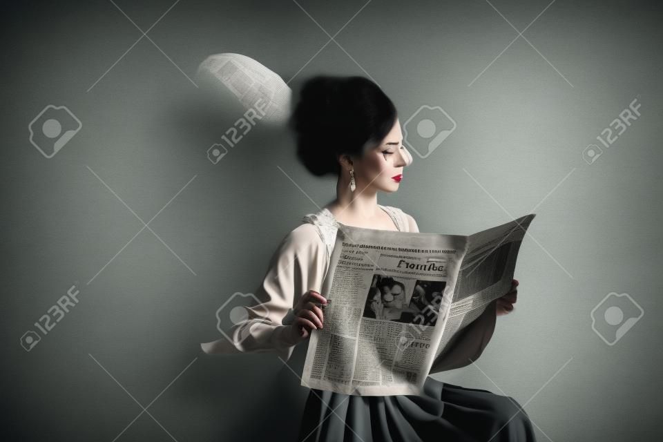 パステルグレーのヴィンテージドレスのエレガントな女性は、黒で隔離の旅行生活新聞を読んでいます