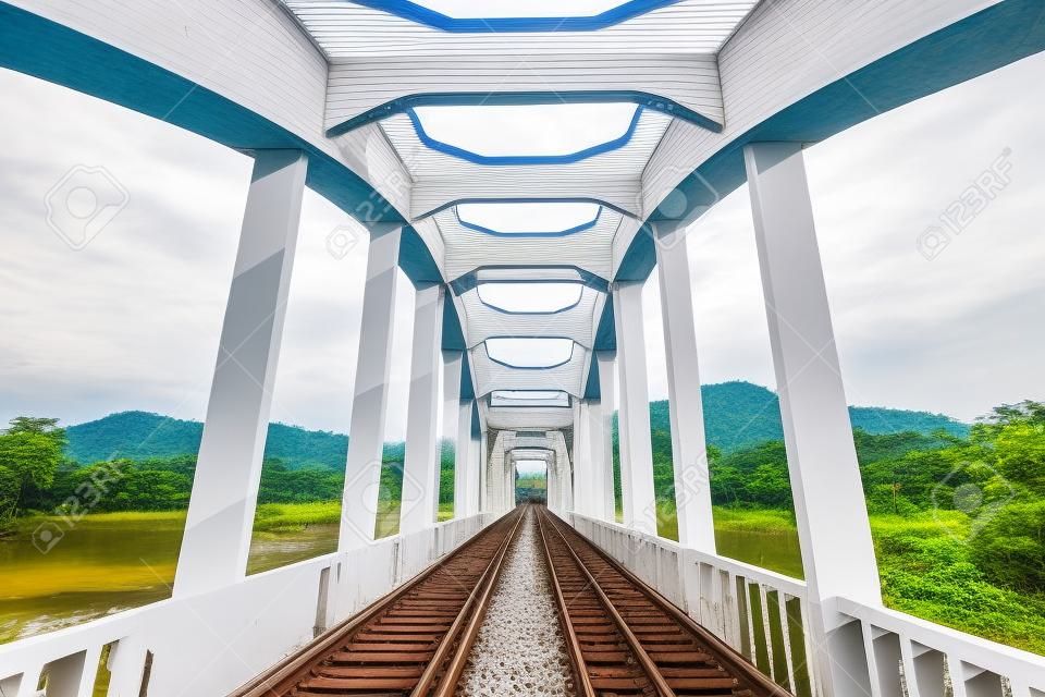 weiße Eisenbahnbrücke in Lumphun Provinz Thailand
