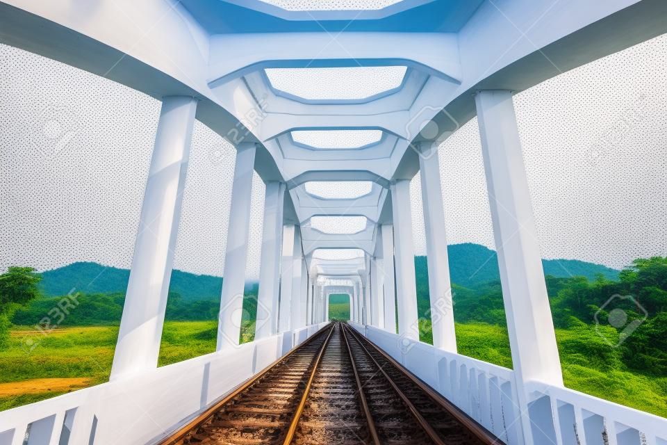 weiße Eisenbahnbrücke in Lumphun Provinz Thailand