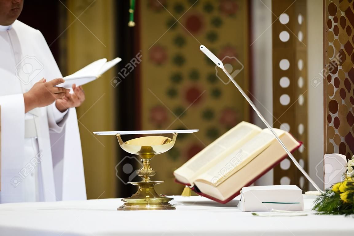 Sacerdote nel corso di una cerimonia nuziale / massa nuziale