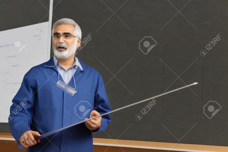 Professor de química sênior dando uma palestra na frente da sala de aula cheio de alunos