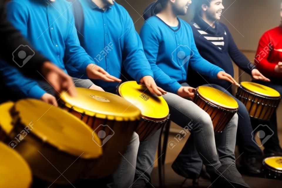 Gruppe von Menschen spielen am Schlagzeug - Therapie durch Musik