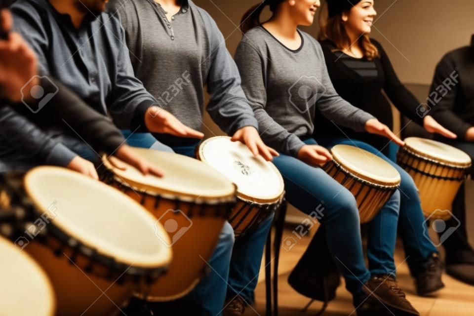 Groep van mensen spelen op drums - therapie door muziek