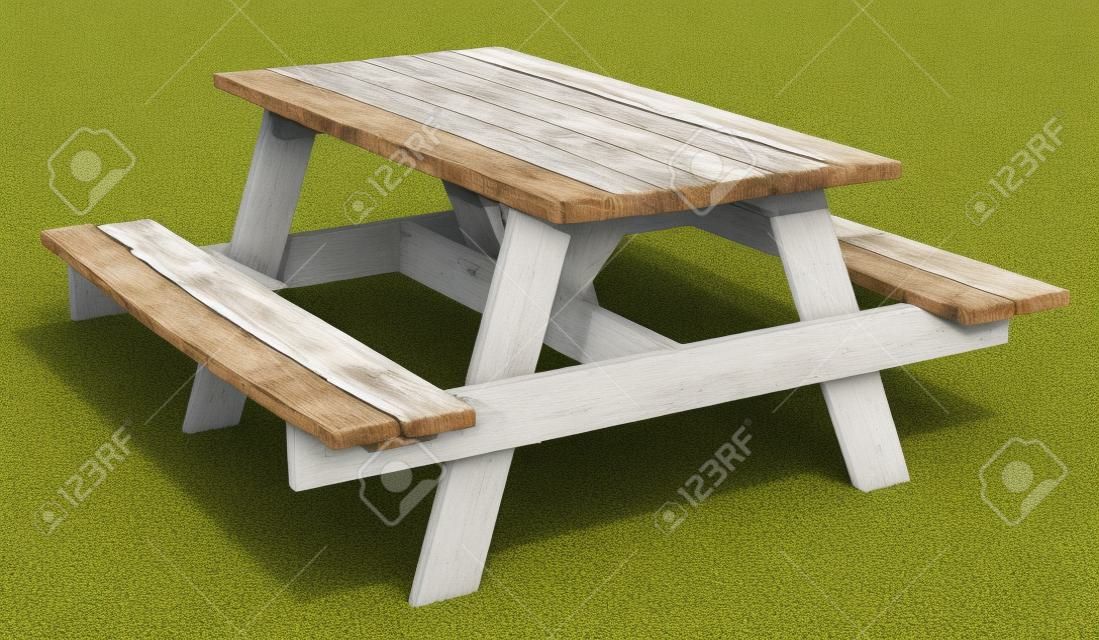 Tavolo da picnic in legno esposto isolato su uno sfondo bianco come simbolo di estate e il tempo libero di attività barbecue