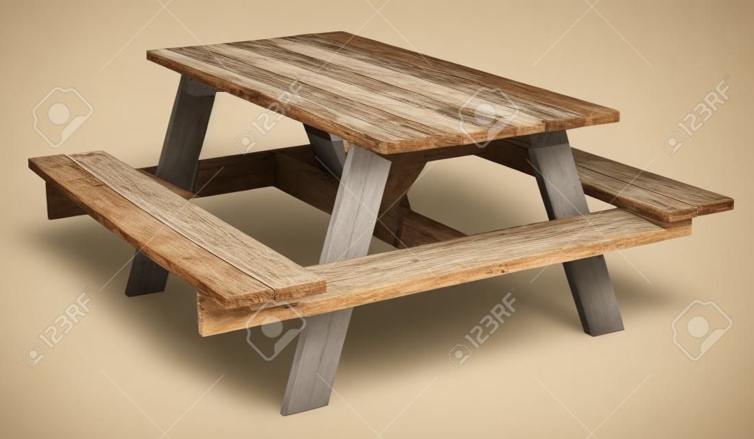 野餐桌由风化木材制成的白色背景作为夏季和烧烤休闲活动的象征