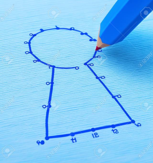Collegare il concetto soluzioni puntini di business come una matita blu che collega l'icona di bambini di puzzle di un buco della serratura come metafora per la chiave del successo di pianificazione e strategia