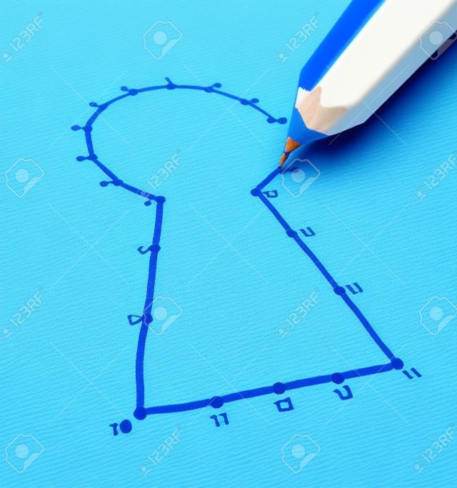连接点的商业解决方案的概念作为一个蓝色铅笔连接一个孩子的难题图标的锁孔作为一个隐喻的成功与规划和战略的关键