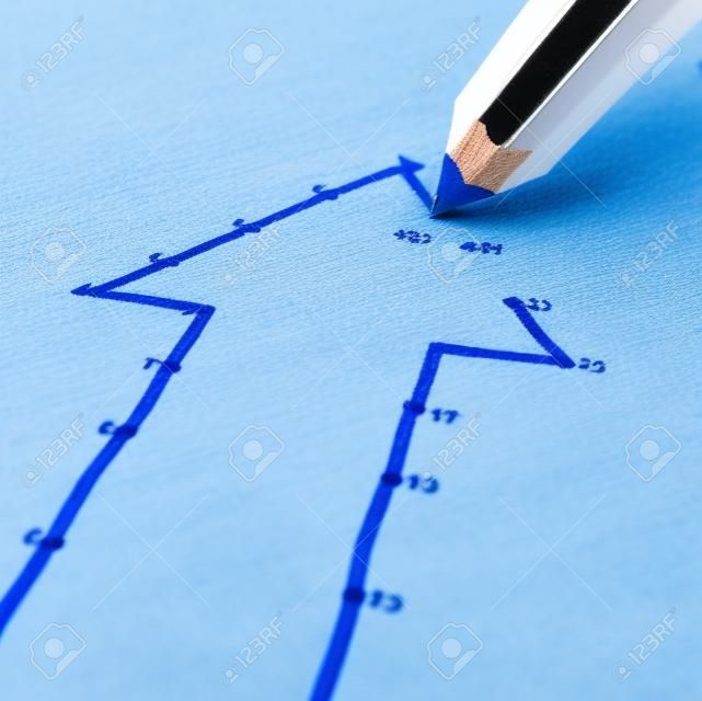 Strategia sukces i krok po kroku planowania biznesu w niebieskim ołówkiem rysunek linii połączeń do połączyć kropki na puzzle w kształcie strzałki będzie się jako metafora finansowego dla planowanego przedsięwzięcia sukcesu osobistego