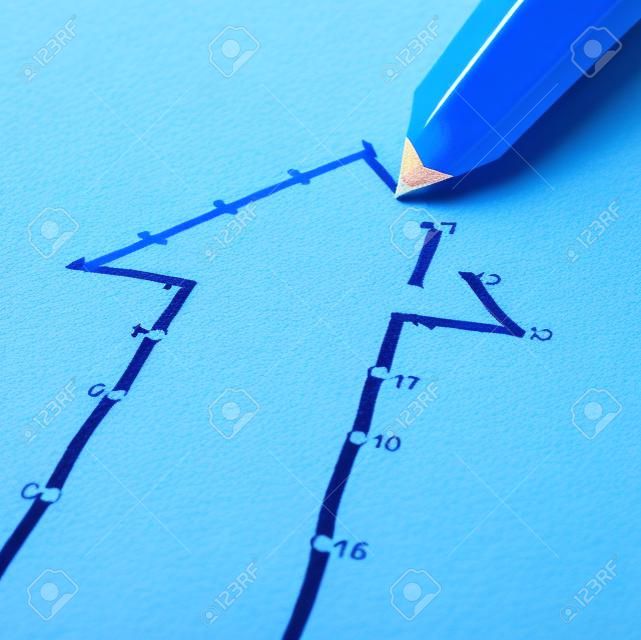 Strategia di successo e passo dopo passo la pianificazione aziendale come una matita blu linee di collegamento disegno di unire i puntini su un puzzle a forma di una freccia salendo come metafora finanziario per un progetto personale pianificato di successo