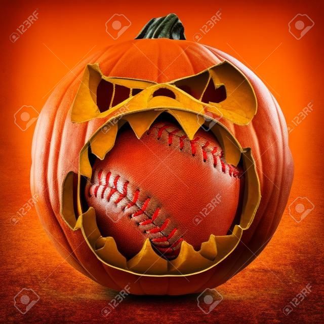 Jesień baseballu pojęcia jak jack o lantern dyni gryzienie do skórzanej softball jako symbol halloween i spadek sportowych wydarzeń sportowych na białym tle.