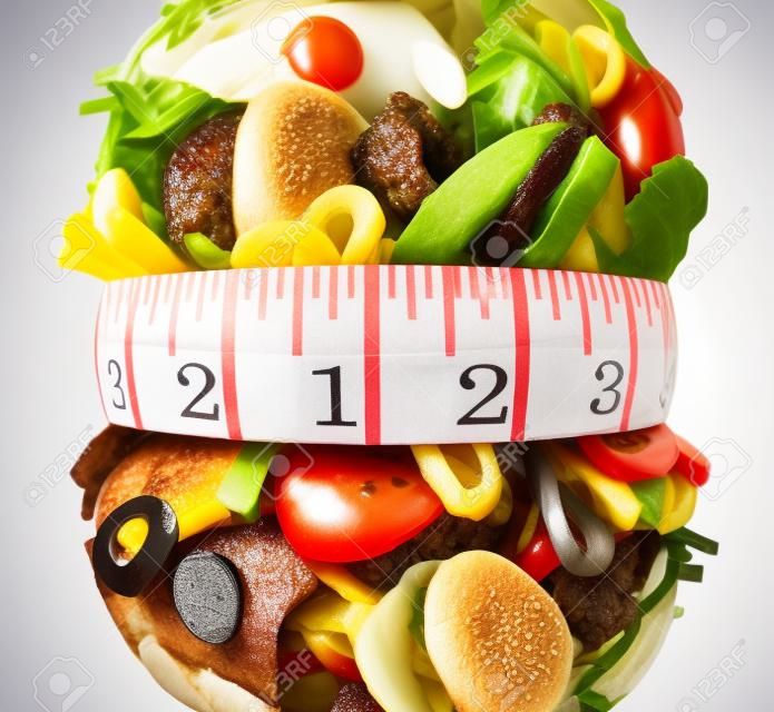 Cintura Obesidad concepto de dieta como un grupo de comida rápida poco saludable como hamburguesas, papas fritas y hot dogs saltones como una grasa del estómago con una cinta métrica envuelto alrededor de la comida grasosa.