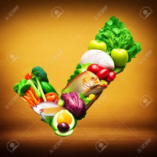 Zatwierdzona zdrowa żywność i symbol surowej, ekologicznej świeżej żywności jako znacznik w kształcie znaczka wyboru z warzywami, owocami, orzechami, rybą i fasolą jako ikona diety.
