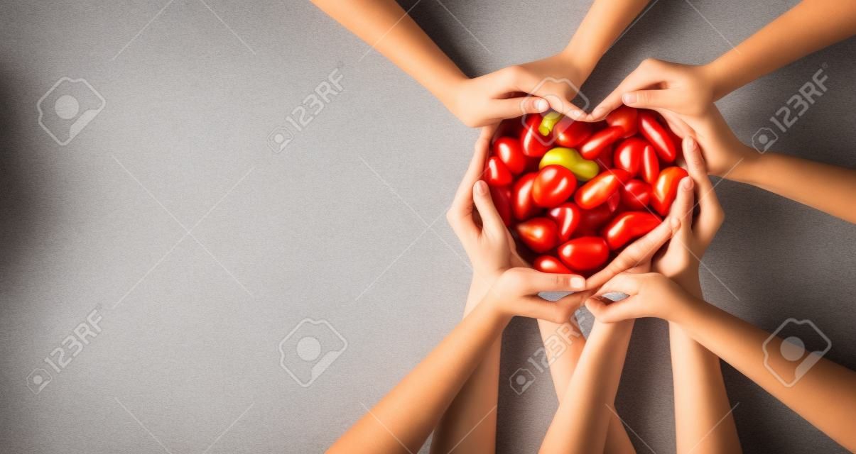 Le persone che mangiano sano come un gruppo di mani a forma di cuore come concetto di ristorazione e simbolo nutrizionale come stile di vita salutare.