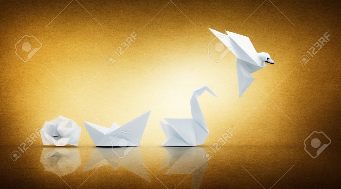 Transformacja i sukces lub zmiana, aby odnieść sukces koncepcja i przywództwo w biznesie poprzez innowacje i ewolucję umiejętności jako zmięty papier przekształcający się w łódź, a następnie łabędź i latający ptak jako metafora.