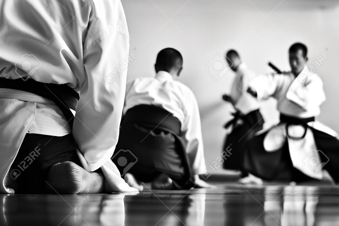 Trening aikido. czarno-biały obraz. nauczyciel pokazuje odbiór. tradycyjna forma ubioru w aikido.