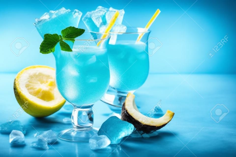 传统的加勒比鸡尾酒，椰林飘香在眼镜上的蓝色石板石头或混凝土的背景