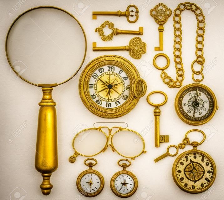황금 빈티지 액세서리, 보석 및 개체의 컬렉션입니다. 골동품 키, 시계, 부분 확대, 나침반, 안경 흰색 배경에 고립