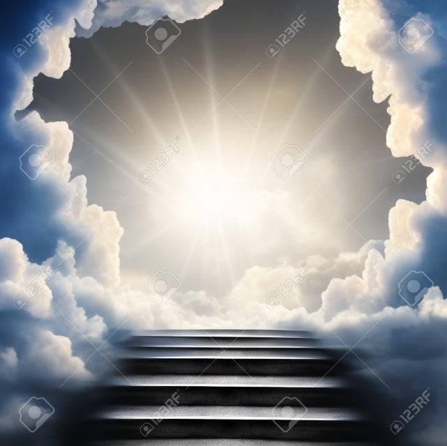 Cennete Merdiven. Gökyüzündeki mevkiler. Güneş ve beyaz bulutlar konsepti. Din kalıbı kavrama